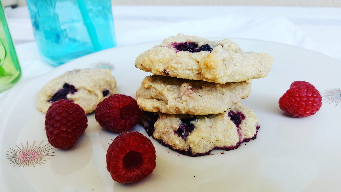 Sommerliche Himbeer-Cookies mit Kichererbsenwasser