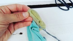 Upcycling-Kescher Drahtstiel durchfädeln