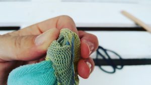 Upcycling-Kescher Drahtstiel am Ende des Sockensaums
