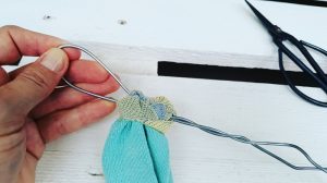 Upcycling-Kescher Drahtstiel durchgefädelt