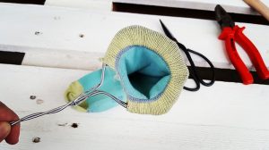 Upcycling-Kescher Socke wieder ausbreiten