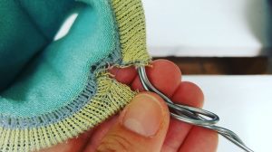 Upcycling-Kescher Öffnung am Stiel zunähen