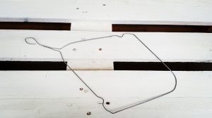 Upcycling-Kescher Drahtkleiderbügel biegen