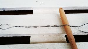 Upcycling-Kescher Drahtkleiderbügel Stiel verdrehen