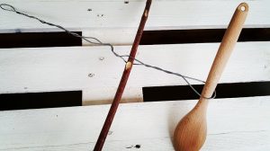 Upcycling-Kescher Drahtkleiderbügel Stiel