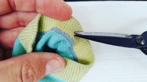 Upcycling-Kescher alte Socke Loch in Saum schneiden