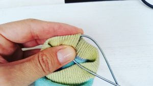 Upcycling-Kescher Drahtstiel in Sockensaum einfädeln