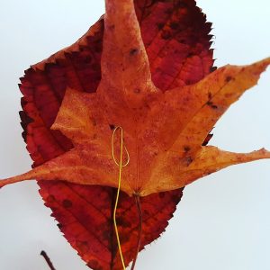Windspiel aus Naturmaterialien Abstandshalter Drahtschlaufe Detail