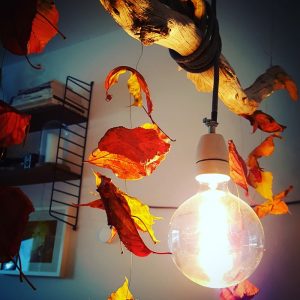 Windspiel aus Naturmaterialien Blätter auf Draht an Lampe