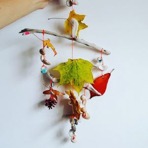 Windspiel aus Naturmaterialien Mobile mit Blättern, Muscheln und Treibholz