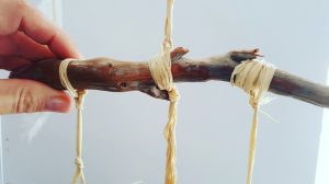 Windspiel aus Naturmaterialien Rahmen in Etagen knoten