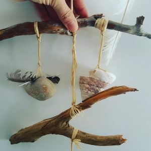 Windspiel aus Naturmaterialien klassisches Mobile mit Federn, Muscheln und Treibholz