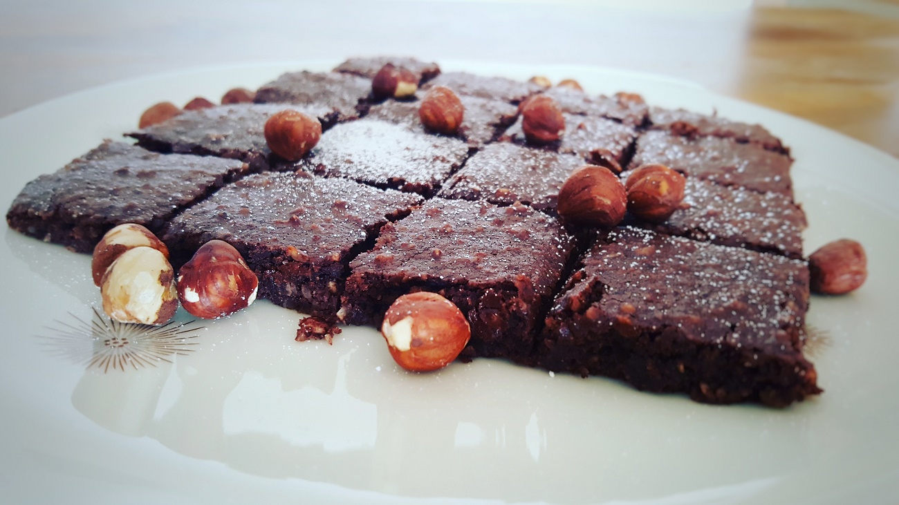 Vegane Schoko-Nuss-Brownies mit Kichererbsenwasser