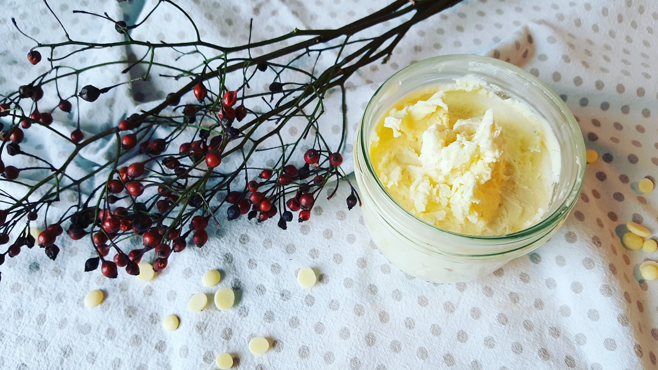 DIY-Body Whip mit Kakaobutter und Wildrosenöl Körpersahne selbermachen