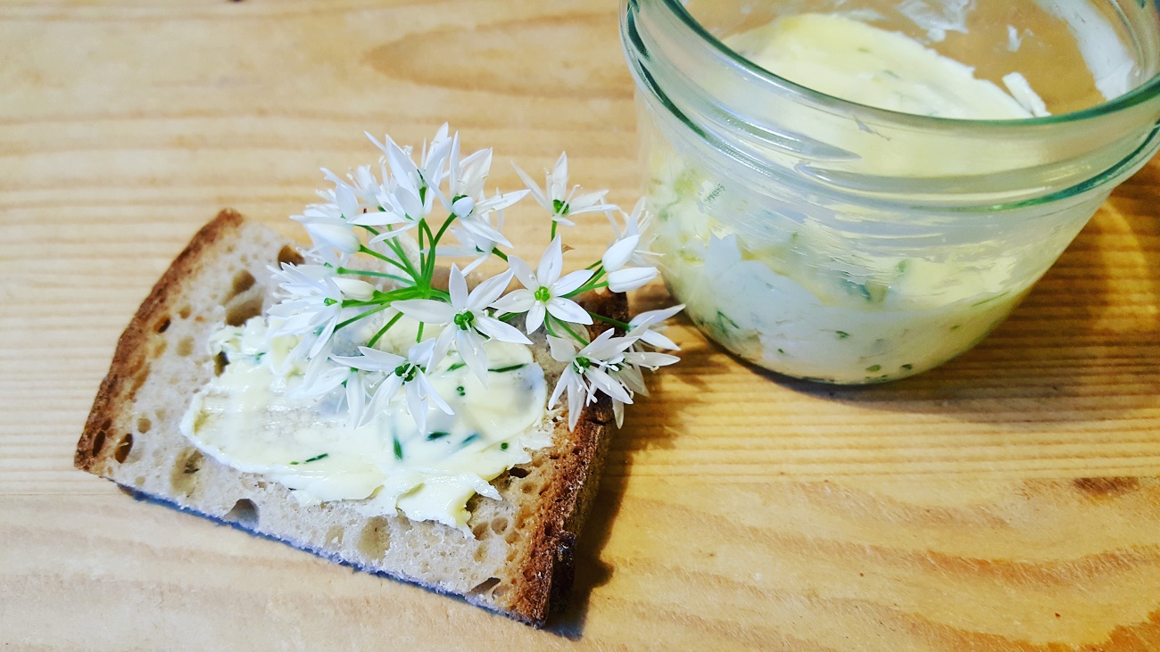 Würzige Bärlauchblüten-Butter - Frühling für&amp;#39;s Brot | livelifegreen