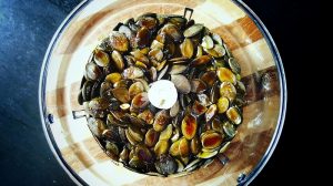 Kürbiskernpesto "Kürbisglück" Zutaten im Mixer