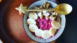 Leckers selbstgemachtes Knuspermüsli mit Himbeer-Nicecream