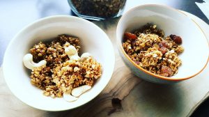 Leckers selbstgemachtes Knuspermüsli mit Rosinen und Nüssen