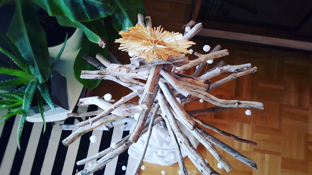 Nachhaltiger DIY-Weihnachtsbaum aus Holz und Ästen
