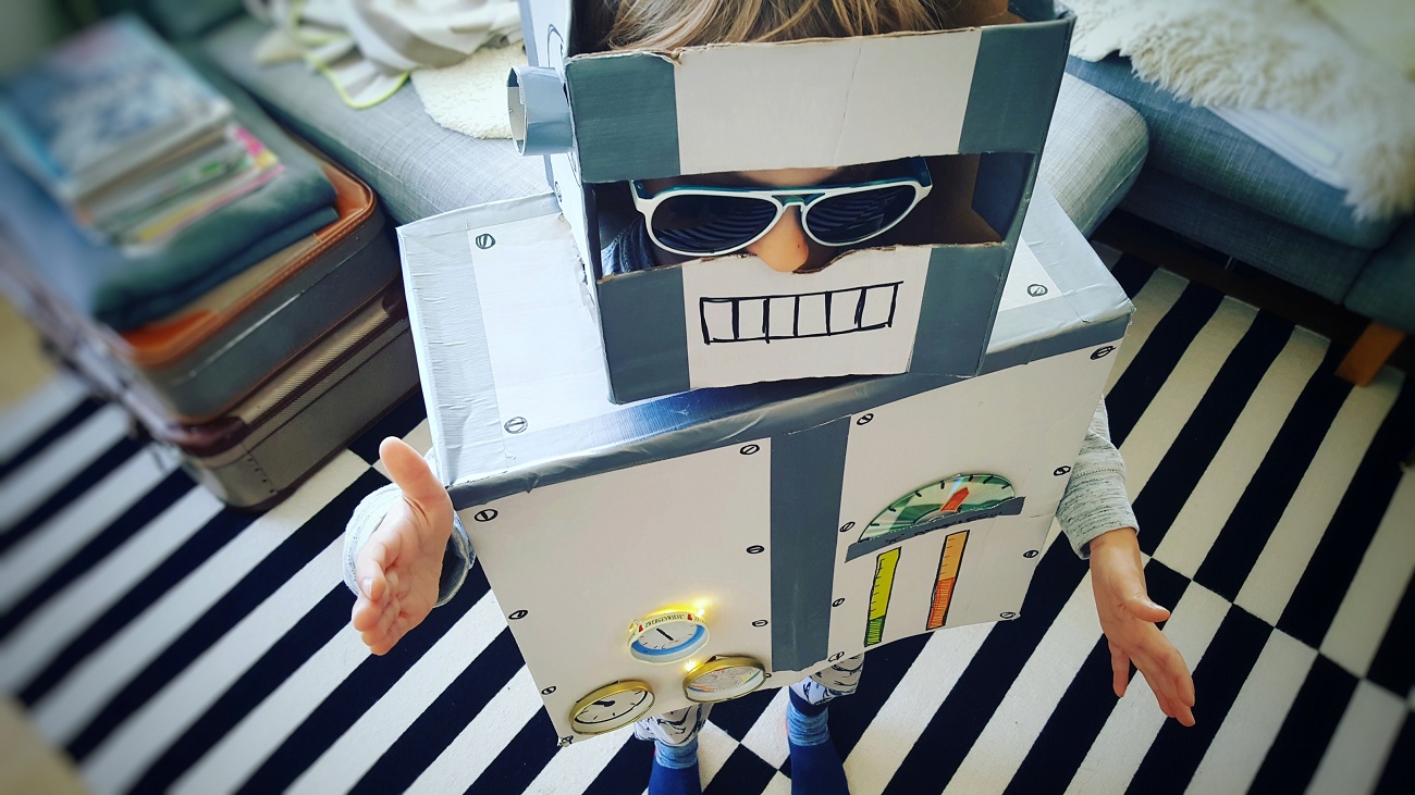 DIY: Upcycling Roboter-Kostüm aus alten Kartons