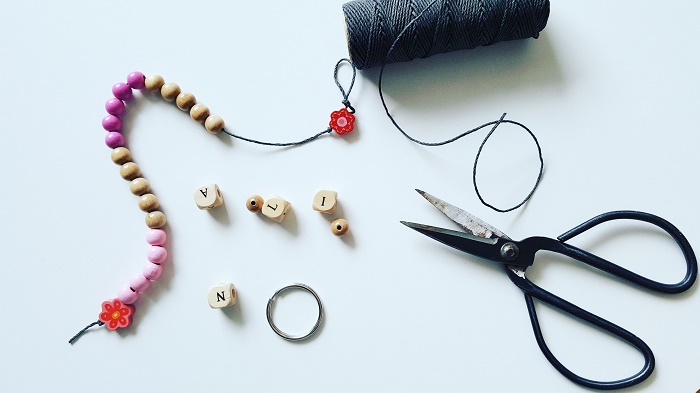 DIY-Rechenkette zum Selbermachen aus bunten Holzperlen: Material