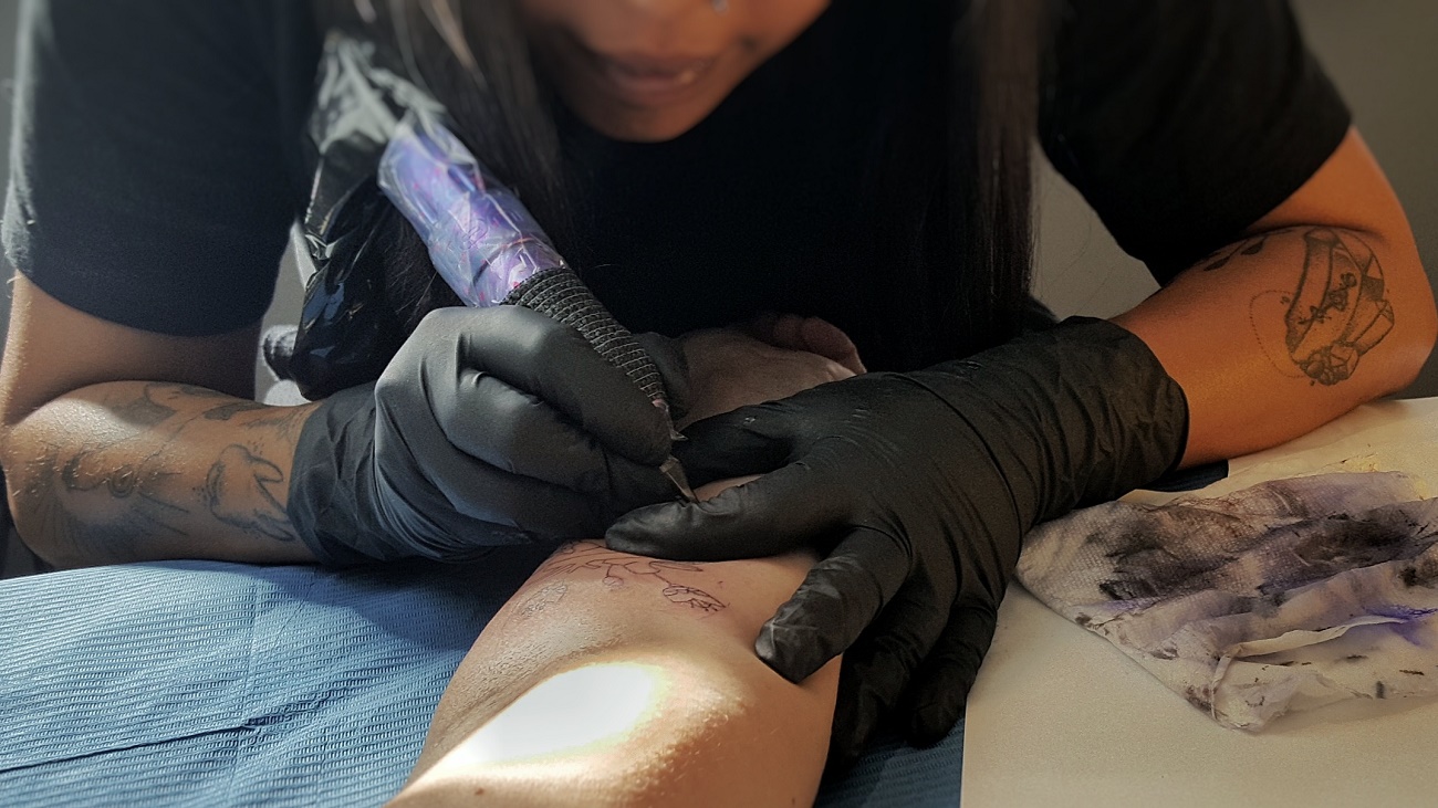 Tattoofarben - Gesundheitsrisiken und Plastik bei Tattoos vermeiden