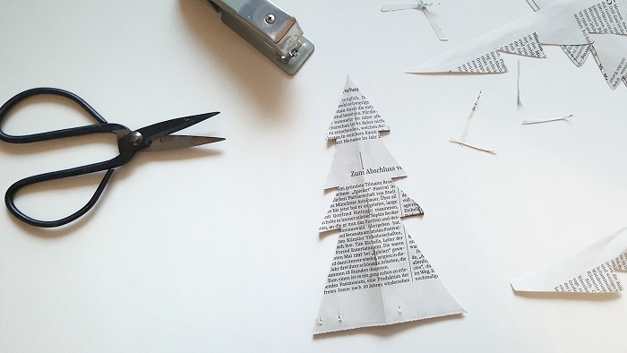 Upcycling-Weihnachtsbäumchen aus alter Zeitung selber basteln