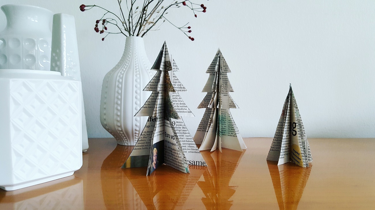 Weihnachtsbäumchen aus alten Zeitungen - Schnelles Upcycling-DIY für die Weihnachtsdeko