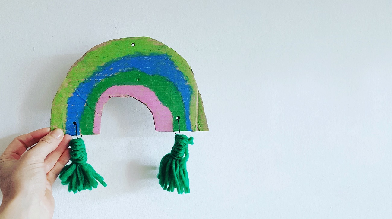 Deko-Regenbogen aus Kartonresten - Upcycling-Idee #regenbogengegencorona