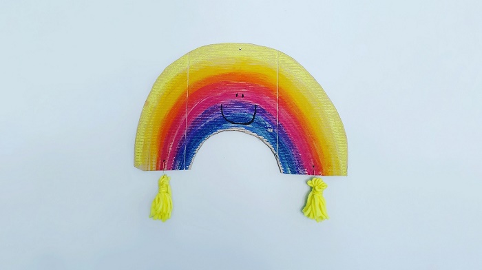 Deko-Regenbogen aus Kartonresten und Wollresten mit Kindern basteln