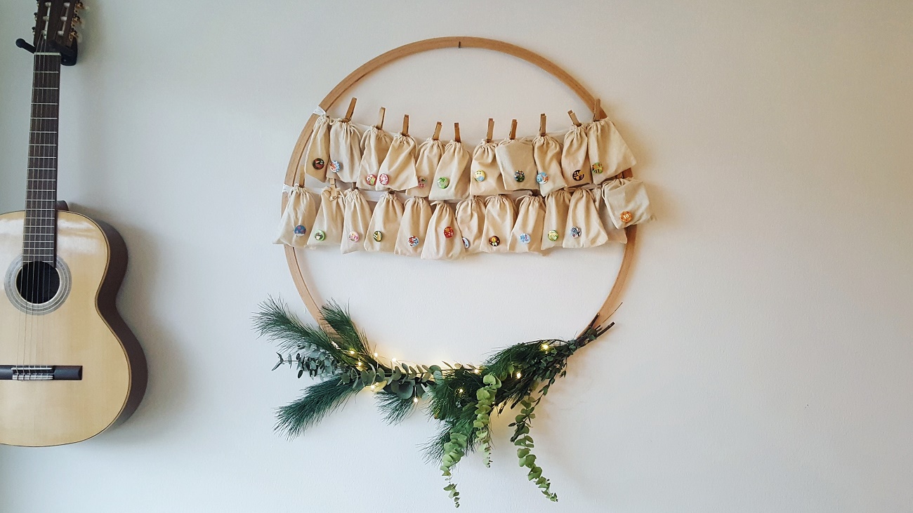 Stylischer Adventskalender aus Hula-Hoop-Reifen selber machen