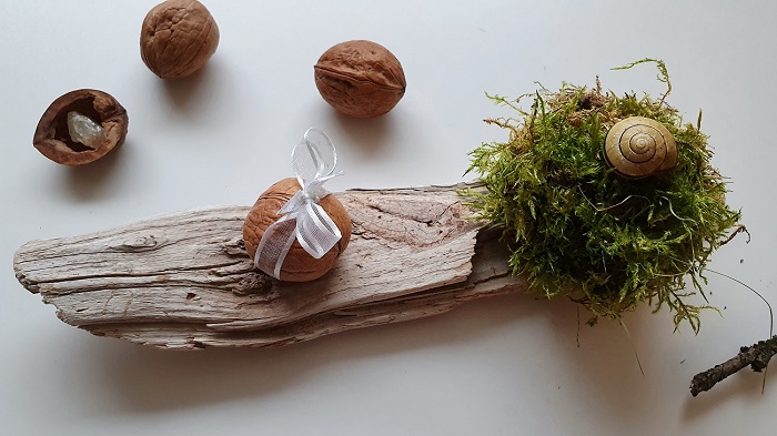 Kleine Geschenke in Walnussschalen und Moos verpacken