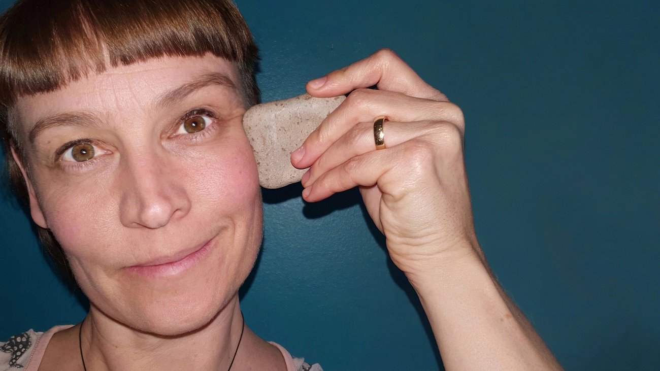 Gua Sha mit fairem Flusskiesel statt Rosenquarz gegen Kinderarbeit und moderne Sklaverei
