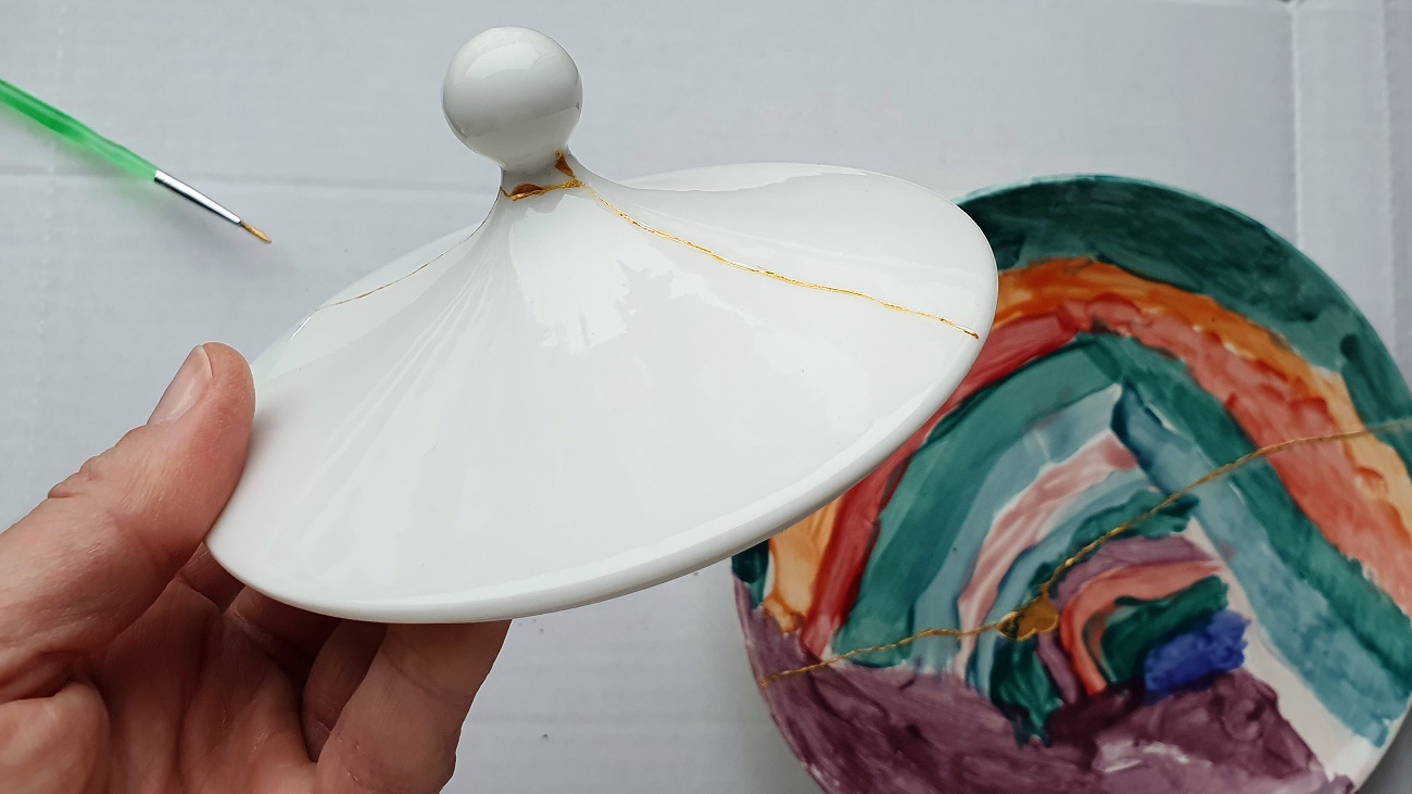Porzellan und Keramik mit Gold sichtbar reparieren. Japanische Reparaturtechnik Kintsugi