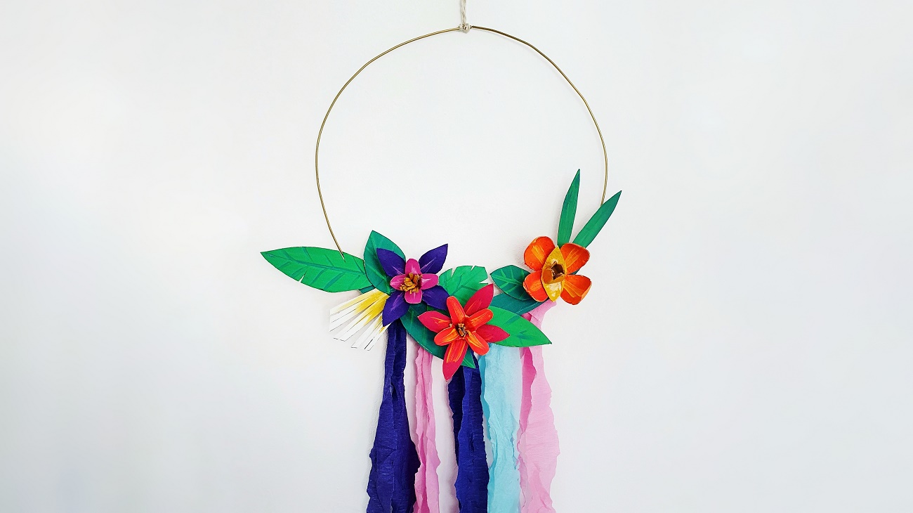 Upcycling DIY-Türkranz mit bunten Blüten aus Eierkarton und Pappe.