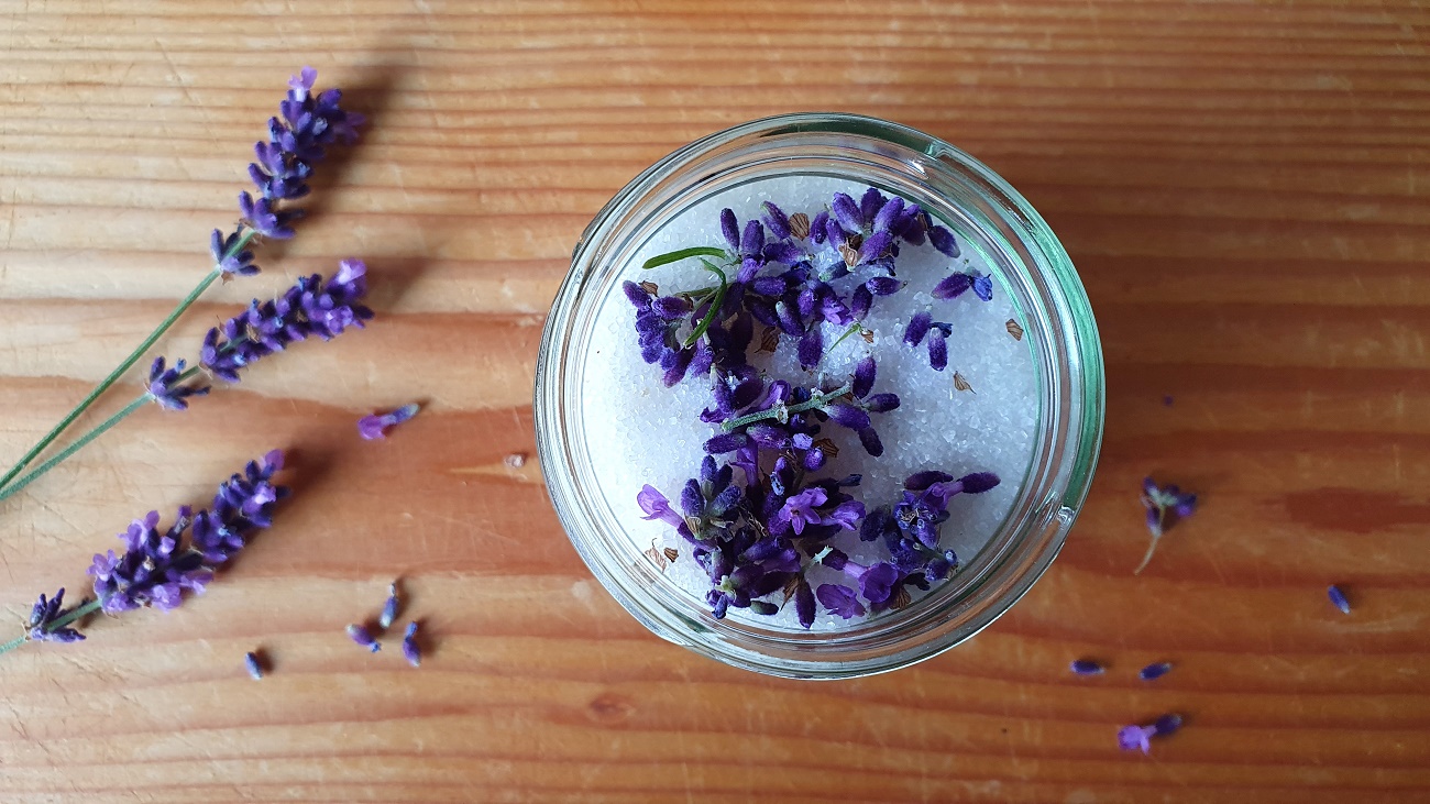 Aromatischen Lavendelzucker für Desserts selber machen